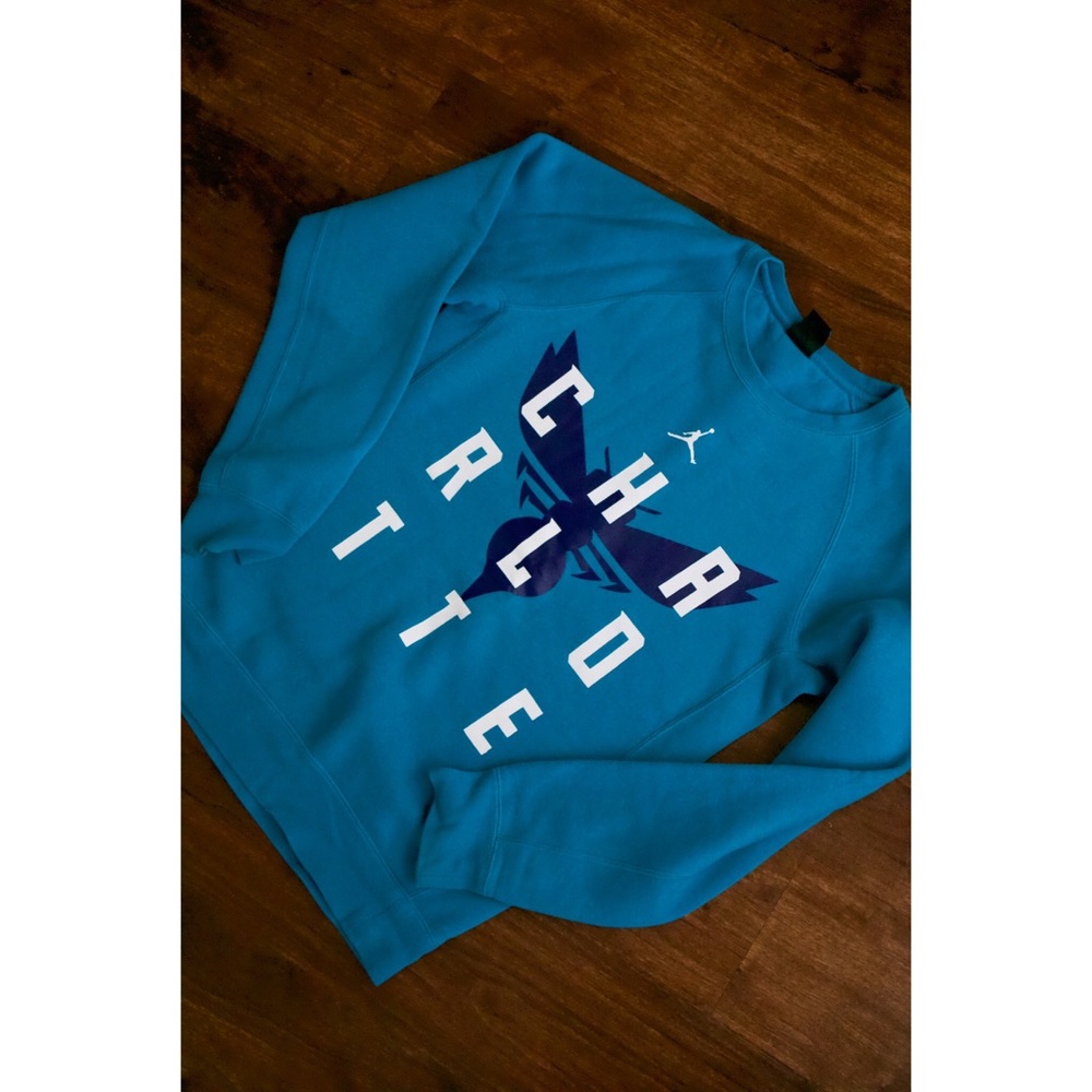 Charlotte Hornets 🐝 Crewneck (Size/XS)